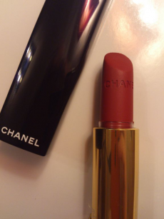 Губная помада Rouge Allure Velvet (оттенок № 38 La Fascinante) от Chanel
