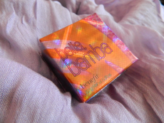 Компактные румяна Bella Bamba от Benefit