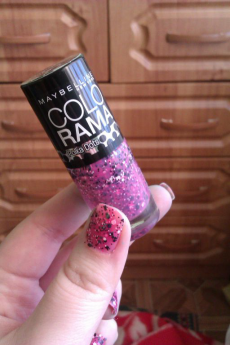 Лак для ногтей Colorama из лимитированной коллекции Polka Dots (оттенок № 201 Speckled Pink) от Maybelline