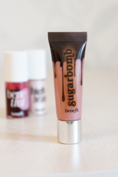 Блеск для губ Ultra Plush (оттенок Sugarbomb) от Benefit