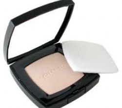 Компактная пудра с естественным эффектом Poudre Universelle Compacte от Chanel (1)