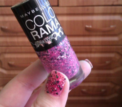Лак для ногтей Colorama из лимитированной коллекции Polka Dots (оттенок № 201 Speckled Pink) от Maybelline