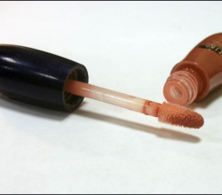 Ухаживающий блеск для губ Wild Rose SPF 15 (оттенок № 13) от Lumene