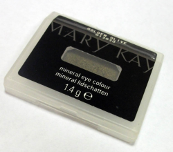 Минеральные тени оттенка Golden Olive от Mary Kay