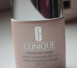 Увлажняющий крем с тоном Moisture Surge Tinted Moisturizer SPF15 от Clinique