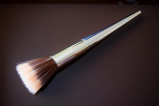Кисть для нанесения тонального крема и румян Luxe от Avon
