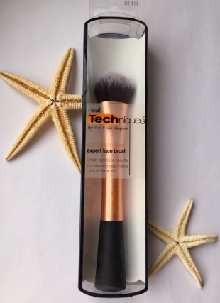 Кисть для нанесения тональной основы Expert Face Brush от Real Techniques