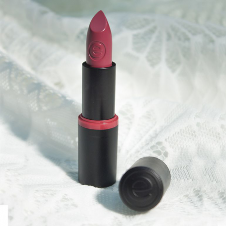 Губная помада Longlasting lipstick (оттенок № 04 on the catwalk!) от Essence